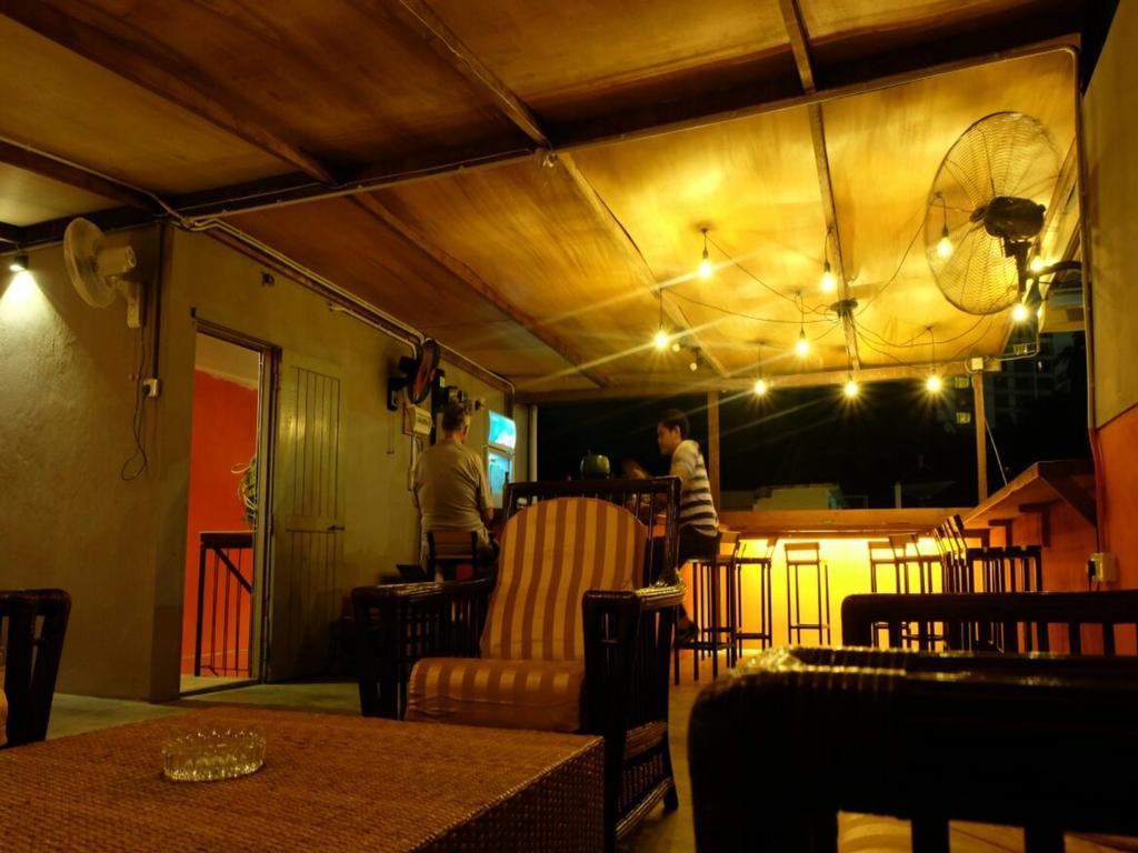 Gibbon Guesthouse Kuching Exterior foto